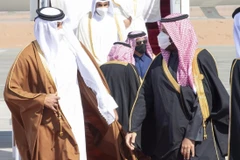 Quốc vương Qatar Tamim bin Hamad Al-Thani và Thái tử Saudi Arabia Mohammad Bin Salman. (Ảnh: EPA)