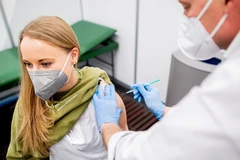 Tiêm vaccine cho người dân tại Bremen, Đức. (Ảnh: AFP/TTXVN)