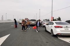 Người dân tìm đủ cách để rời Quảng Ninh về quê ăn tết bất chấp việc chính quyền yêu cầu không rời khỏi địa phương. 