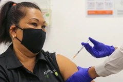 Tiêm vaccine cho người dân tại Sydney. (Ảnh: AFP/TTXVN)