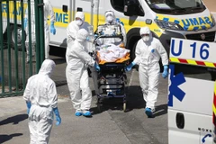 Bệnh nhân COVID-19 trên đường đến sân bay. (Ảnh: Sudouest)