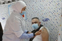 Người dân Israel được tiêm vắcxin ngừa COVID-19. (Ảnh: AFP/TTXVN)