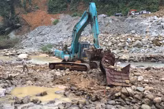 Triển khai tìm kiếm các nạn nhân Thuỷ điện Rào Trăng 3 tại bãi bồi thứ nhất. (Ảnh: Đỗ Trưởng/TTXVN)