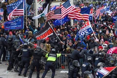 Người biểu tình ủng hộ Tổng thống Donald Trump đối đầu với cảnh sát. (Ảnh: AFP/TTXVN)