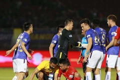 [Video] Fan bóng đá quốc tế xôn xao về chấn thương của Hùng Dũng