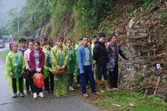 Nhóm người vượt biên bị bắt giữ. (Ảnh: Laodong)