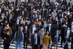 Người dân tại thủ đô Tokyo của Nhật Bản. (Ảnh: AFP/TTXVN)