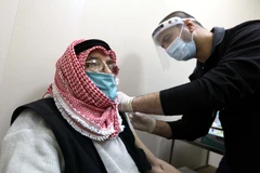 Tiêm vắcxin ngừa COVID-19 cho nhân viên y tế tại Maroc. (Ảnh: THX/TTXVN)