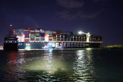 Tàu chở hàng Ever Given mắc cạn tại Kênh đào Suez. (Ảnh: THX/TTXVN)