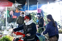 Một số người dân vẫn không đeo khẩu trang khi mua sắm tại chợ. (Ảnh: Vũ Sinh/TTXVN)