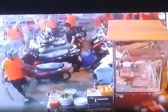 Các đối tượng trong băng nhóm áo cam đập phá quán nhậu. (Ảnh: Laodong)