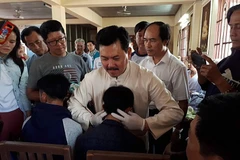 Một buổi "chữa bệnh" của ông Võ Hoàng Yên.