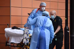Chăm sóc bệnh nhân COVID-19 tại London. (Ảnh: AFP/TTXVN)