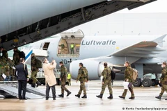 Các bác sỹ quân y lên đường làm nhiệm vụ tại Bồ Đào Nha. (Ảnh: DPA)