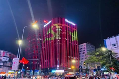 Thủ đô Hà Nội lung linh ánh đèn chào mừng Đại hội XIII