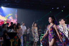 Các thiết kế thời trang đậm màu sắc miền nhiệt đới. (Ảnh: Vietnam+)