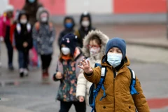 Trẻ em đeo khẩu trang khi đến trường. (Ảnh: THX/TTXVN)