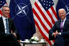 Ông Joe Biden và ông Jens Stoltenberg trong cuộc gặp tại Munich hồi năm 2015. (Ảnh: Reuters)