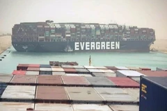 Kênh đào Suez tắc nghẽn do tàu container khổng lồ bị mắc cạn