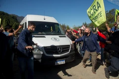 Đoàn xe chở Tổng thống Alberto Fernandez bị tấn công. (Ảnh: Rio Negro)