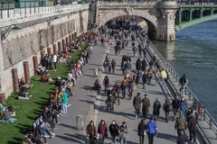 Người dân Pháp tranh thủ tận hưởng thời tiết trước khi phong tỏa