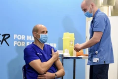 Ngoại trưởng Chris Fearne tiêm vắcxin ngừa COVID-19. (Ảnh: Twitter)