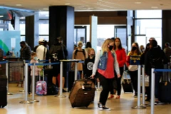 Người dân Mỹ chờ làm thủ tục tại sân bay thành phố SeaTac. (Ảnh: Reuters)
