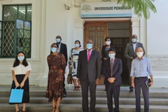 Đại sứ Lê Huy Hoàng và Giáo sư Jorge Ferrão chụp ảnh lưu niệm. (Ảnh: TTXVN phát)