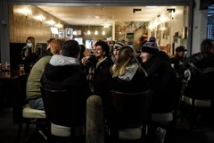 Dân Anh đua nhau tới cửa hàng ăn uống sau khi được nới phong tỏa