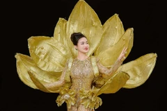 Bộ quốc phục “Sen vàng tỏa sáng” được đại diện Việt Nam mang đến Mrs Earth International 2024. (Ảnh: CTV/Vietnam+)