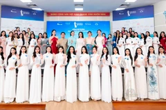 Dàn thí sinh và ban giám khảo sau vòng sơ khảo. (Ảnh: CTV/Vietnam+)