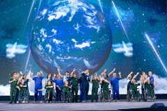 Đại diện Puerto Rico thể hiện ca khúc “You Raise Me Up" cùng màn xuất hiện của 15 thương binh Việt Nam. (Ảnh: CTV/Vietnam+)