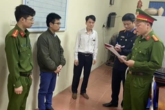 Cơ quan Cảnh sát điều tra Công an tỉnh Bắc Giang thực hiện các thủ tục tố tụng đối với bị can Nguyễn Văn Nhiên (đứng thứ 2 từ trái sang). (Nguồn: Công an Tỉnh Bắc Giang)