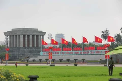 Phía trước Lăng Chủ tịch Hồ Chí Minh rực rỡ màu cờ, băngrôn cỡ lớn chào mừng 48 năm Ngày giải phóng miền Nam, thống nhất đất nước 30/4/1975-30/4/2023. (Ảnh: Hoàng Hiếu/TTXVN)