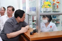 Thủ tướng Phạm Minh Chính kiểm tra tình trạng thuốc và thiết bị y tế tại Bệnh viện Đa khoa tỉnh Khánh Hòa. (Ảnh: Dương Giang/TTXVN)