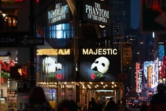 Biển quảng cáo vở nhạc kịch "Bóng ma trong nhà hát" của sân khấu Broadway tại Quảng trường Thời đại ở New York, Mỹ. (Ảnh: AFP/TTXVN)