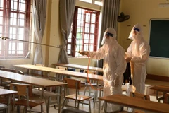 Trường Phổ thông Dân tộc nội trú THCS và PTTH huyện Văn Bàn, Lào Cai, được phun khử khuẩn toàn bộ lớp học sau khi phát hiện 17 ca COVID-19 là học sinh nhà trường. (Ảnh: Quốc Khánh/TTXVN)