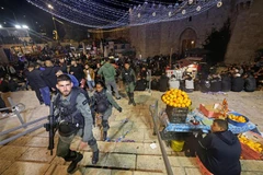 Lực lượng an ninh Israel tuần tra khi các tín đồ Hồi giáo Palestine tập trung tại Thành cổ Jerusalem trước khi bắt đầu tháng lễ Ramadan. (Ảnh: AFP/TTXVN)