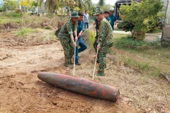 Lực lượng Công binh xử lý quả bom. (Ảnh: TTXVN phát)