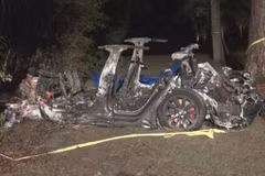 Một chiếc ôtô Tesla cháy rụi tại hiện trường vụ tai nạn ở thành phố Houston, bang Texas, Mỹ, tối 17/4/2021. (Ảnh: ABC News/TTXVN)