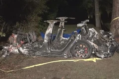 Một chiếc ôtô Tesla cháy rụi tại hiện trường vụ tai nạn ở thành phố Houston, bang Texas, Mỹ, tối 17/4/2021. (Ảnh: ABC News/TTXVN)