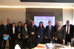 Đại sứ Dương Hải Hưng chụp ảnh lưu niệm với các đại diện tham dự Hội thảo "Bổ trợ kinh tế Việt Nam-Italy: Cơ hội với vùng Umbria." (Ảnh: Thanh Hải-Trường Dụy/TTXVN)