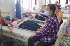 9 em học sinh đang được chăm sóc và theo dõi tại Trung Tâm Y tế Đồng Xoài. (Ảnh: Đậu Tất Thành/TTXVN)