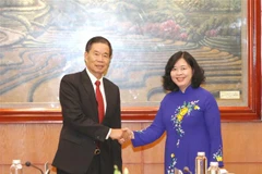 Trưởng Ban Dân vận Trung ương Bùi Thị Minh Hoài và Chủ tịch Ủy ban Trung ương Mặt trận Lào xây dựng đất nước Sinlavong Khoutphaythoune. (Ảnh: Phương Hoa/TTXVN)