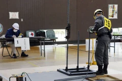 Một ứng viên cho chương trình công nhân lành nghề làm bài kiểm tra tại thành phố Fujinomiya, tỉnh Shizuoka. (Nguồn: Kyodo)