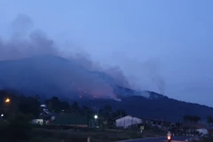 Ngọn lửa bùng phát trở lại tại khu vực quanh chân núi Voi. (Ảnh người dân chụp lúc 18 giờ 10 phút ngày 23/4)