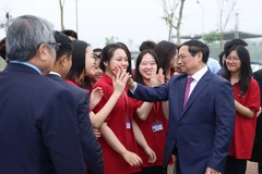 Thủ tướng Phạm Minh Chính với sinh viên Đại học Quốc gia Hà Nội cơ sở Hoà Lạc. (Ảnh: Dương Giang/TTXVN)