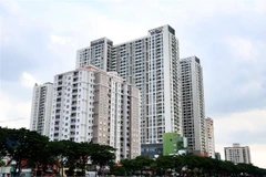 Các tòa nhà chung cư bên kênh Tàu Hủ-Bến Nghé, quận 4, Thành phố Hồ Chí Minh. (Ảnh: Hồng Đạt/TTXVN)