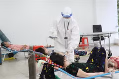 Các bác sỹ thăm khám bệnh nhân nhiễm COVID-19 không triệu chứng có bệnh nền. (Ảnh: Xuân Khu/TTXVN)