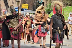 Các nghệ sỹ trong trang phục chiến binh La Mã. (Ảnh: THX/TTXVN)